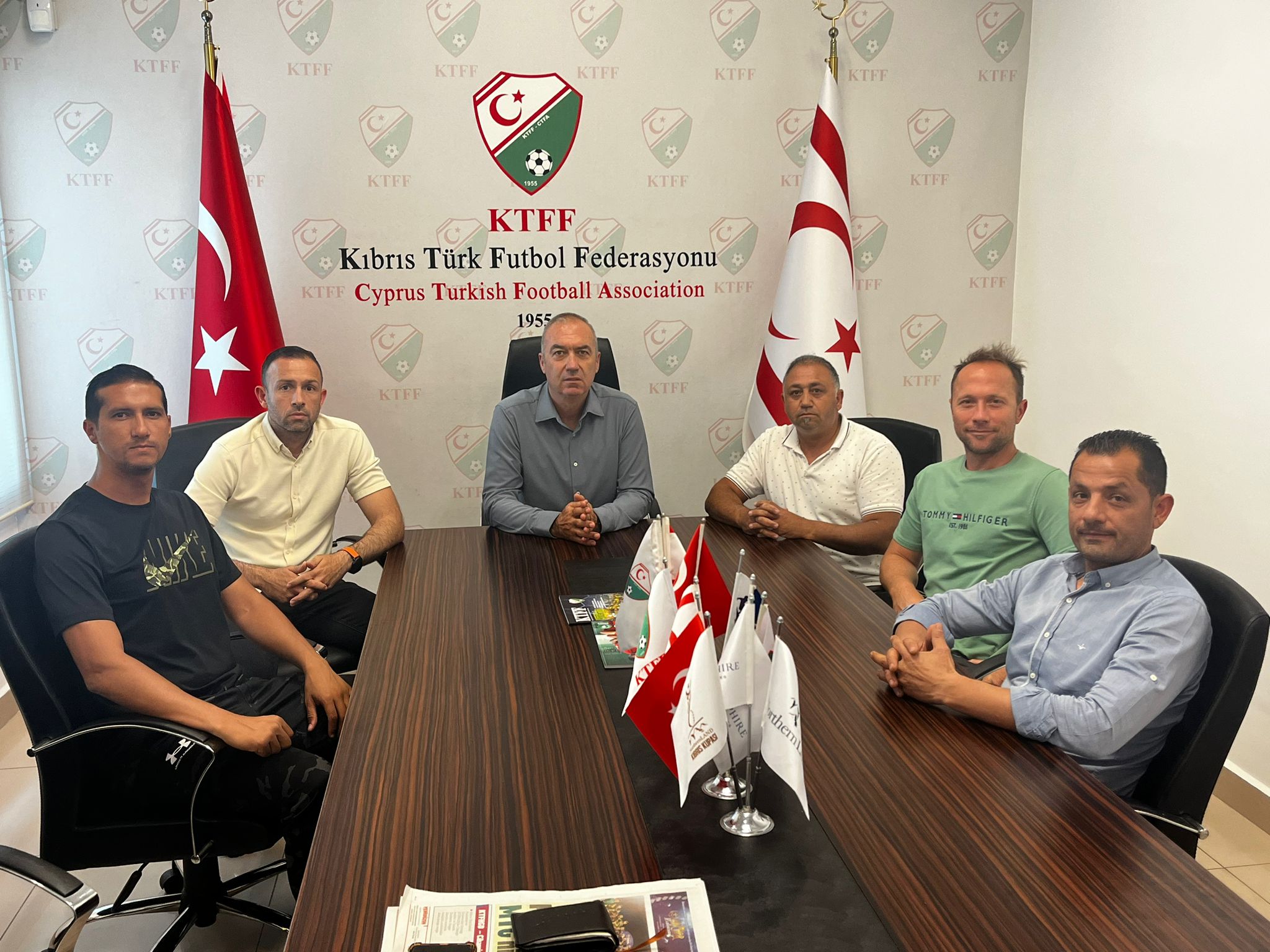 Başkan Sertoğlu KTFHGD Başkanı Muhtaroğlu ve bazı hakemlerle bir araya geldi
